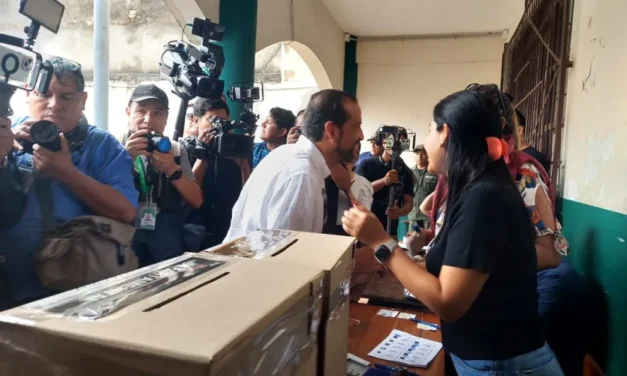 “Es histórico”: Camacho destaca ausencia del MAS tras emitir su voto
