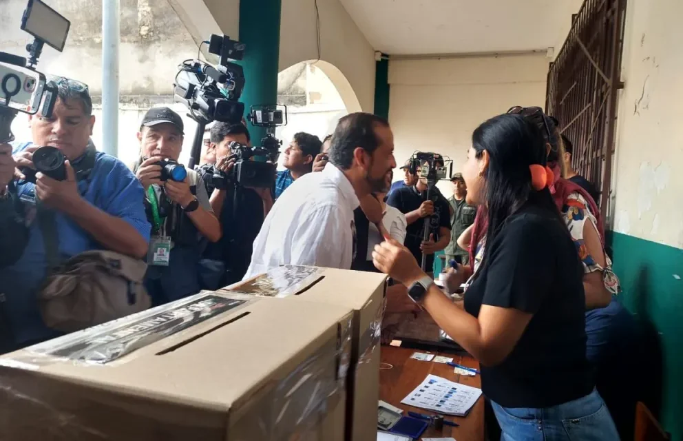 “Es histórico”: Camacho destaca ausencia del MAS tras emitir su voto