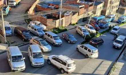 Choferes mantienen bloqueos y condicionan diálogo con el Gobierno en segundo día de paro