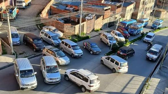 Choferes mantienen bloqueos y condicionan diálogo con el Gobierno en segundo día de paro