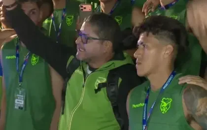 Villegas se emociona en banderazo y asegura que la selección dará todo por el país