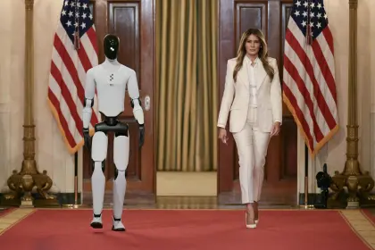 Entre tecnología y sorpresa: robot humanoide aparece junto a Melania Trump en la Casa Blanca