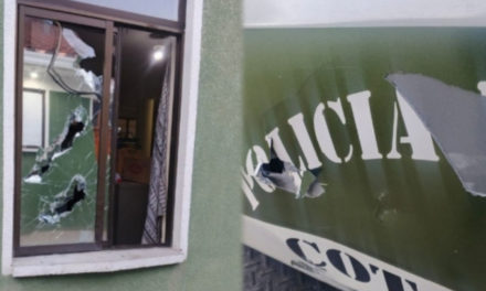 Turba ataca estación policial en Tupiza tras incautación de vehículo indocumentado