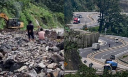 Deslizamientos bloquean El Sillar y dejan vehículos atrapados en la vía Cochabamba Santa Cruz