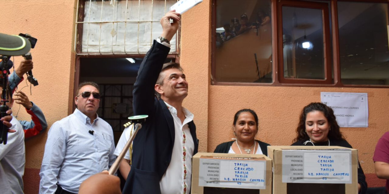 “Hoy gana la democracia”: Paz emite su voto y pide trabajar por el país