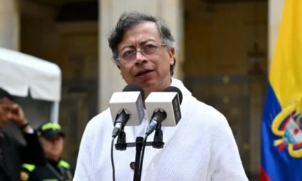Petro denuncia que Colombia está siendo “bombardeada” desde Ecuador