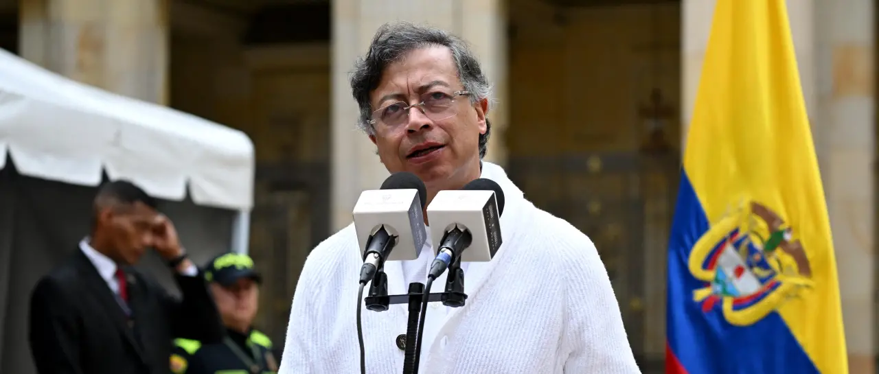 Petro denuncia que Colombia está siendo “bombardeada” desde Ecuador