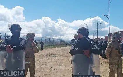 Sin resguardo en la zona del siniestro, vecinos buscan billetes entre los restos del avión