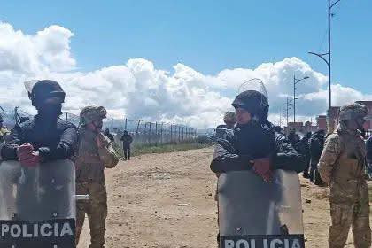 Sin resguardo en la zona del siniestro, vecinos buscan billetes entre los restos del avión