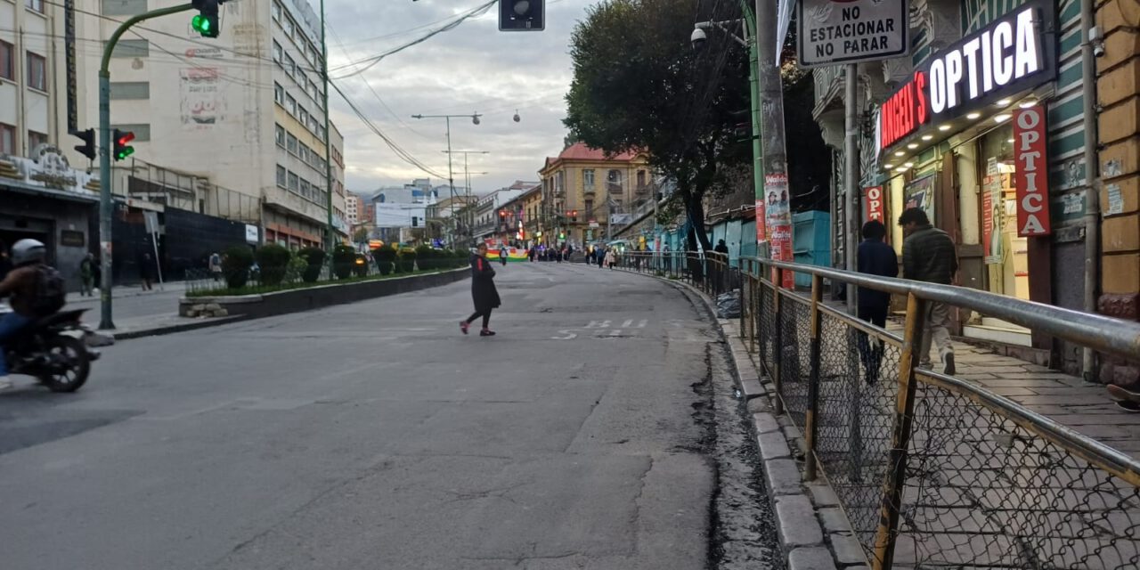 La Paz amanece bloqueada: choferes paralizan la ciudad y exigen renuncias por crisis de gasolina