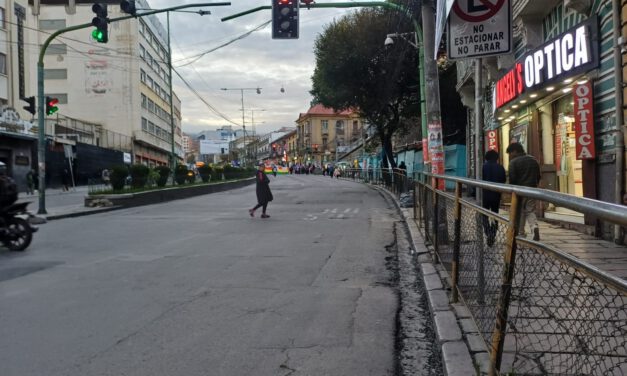 La Paz amanece bloqueada: choferes paralizan la ciudad y exigen renuncias por crisis de gasolina
