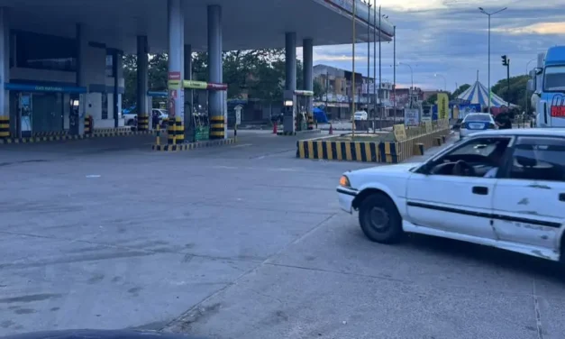Vuelven las filas a los surtidores de Santa Cruz: Los conductores denuncian demoras y falta de gasolina