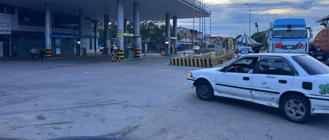 Vuelven las filas a los surtidores de Santa Cruz: Los conductores denuncian demoras y falta de gasolina