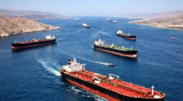 Los primeros buques cruzan el estrecho de Ormuz tras la tregua entre Estados Unidos e Irán