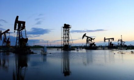 El petróleo rebota y sube casi un 3% tras desplome por tregua entre EE.UU. e Irán