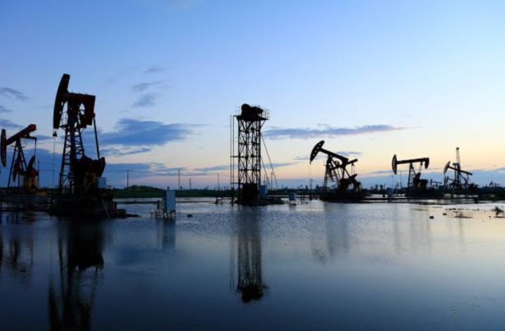 El petróleo rebota y sube casi un 3% tras desplome por tregua entre EE.UU. e Irán