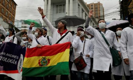 Trabajadores en salud acatan paro nacional de 24 horas por despidos y falta de insumos