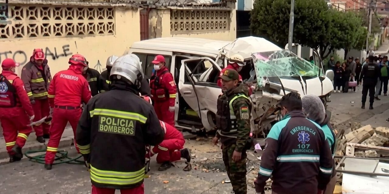Tragedia en Sopocachi: minibús se estrella contra vivienda y deja un muerto y seis heridos