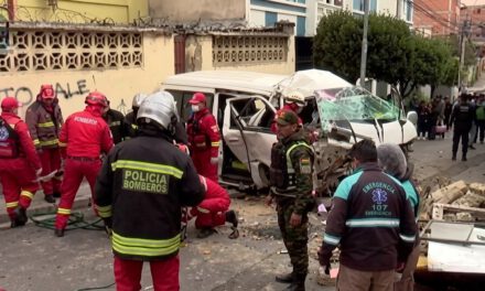 Tragedia en Sopocachi: minibús se estrella contra vivienda y deja un muerto y seis heridos