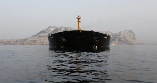 Barco petrolero sancionado por EE.UU. retrocede tras cruzar el estrecho de Ormuz