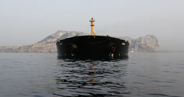 Barco petrolero sancionado por EE.UU. retrocede tras cruzar el estrecho de Ormuz