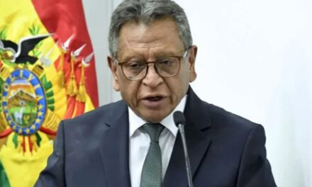 Legisladores arremeten contra el ministro de Gobierno por pedir su propia interpelación y lo acusan de desconocer la Constitución