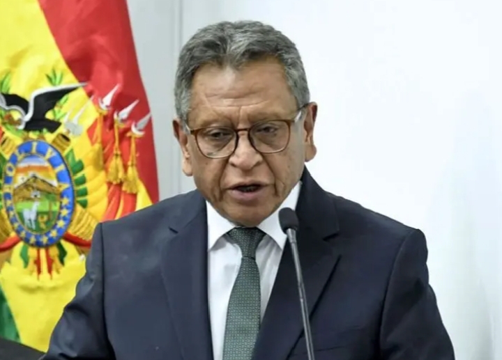 Legisladores arremeten contra el ministro de Gobierno por pedir su propia interpelación y lo acusan de desconocer la Constitución