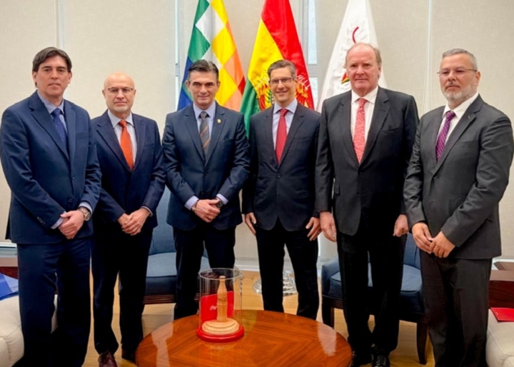 Coca-Cola anuncia millonaria inversión y refuerza su presencia en Bolivia