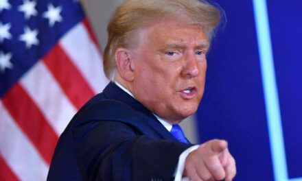Trump minimiza el impacto del tiroteo y asegura que “vivimos en un mundo loco