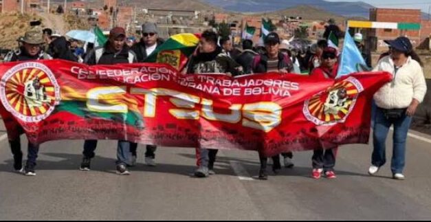 Maestros rechazan diálogo y continúan marcha hacia La Paz por demanda salarial