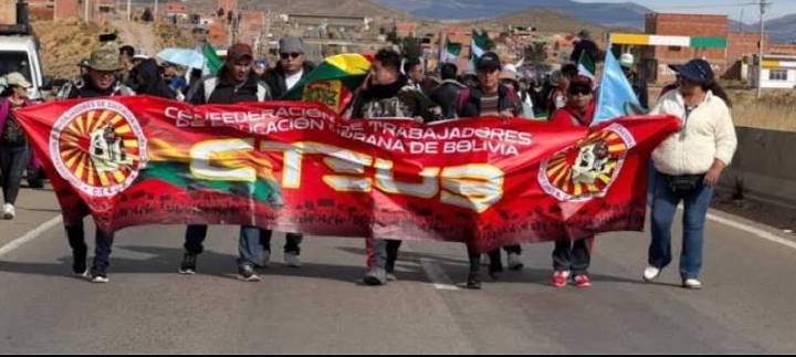 Maestros rechazan diálogo y continúan marcha hacia La Paz por demanda salarial