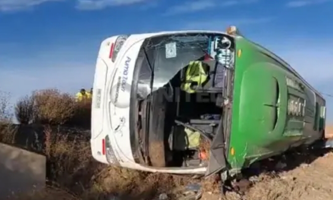 Tragedia en la ruta Oruro–Pisiga: vuelco de bus deja al menos ocho muertos