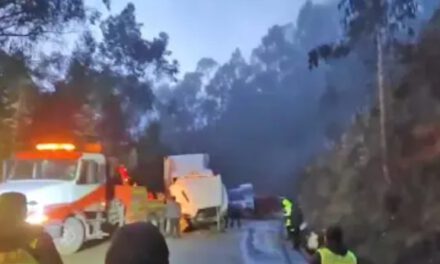 Tráiler vuelca y bloquea la ruta Cochabamba–Santa Cruz a la altura de Colomi