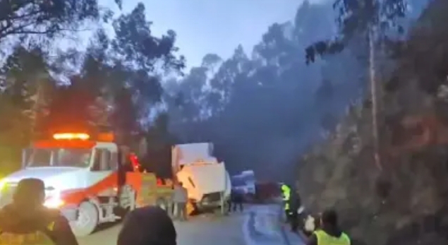 Tráiler vuelca y bloquea la ruta Cochabamba–Santa Cruz a la altura de Colomi