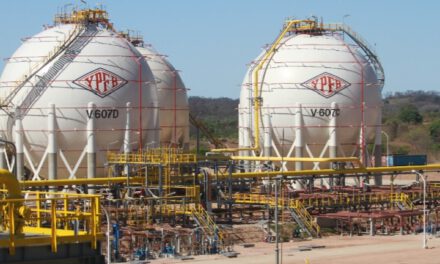 Gobierno autoriza a YPFB compras directas de combustible en el exterior