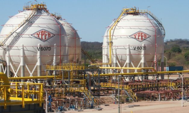 Gobierno autoriza a YPFB compras directas de combustible en el exterior