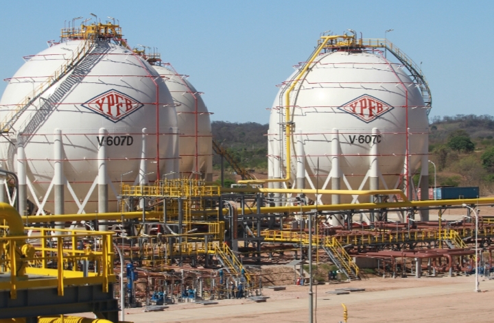 Gobierno autoriza a YPFB compras directas de combustible en el exterior