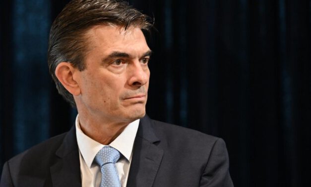 Rodrigo Paz se reúne con su gabinete tras la posesión del nuevo ministro de Hidrocarburos 
