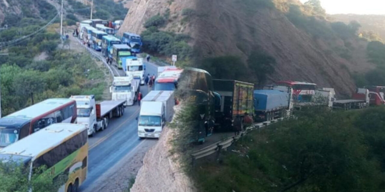 Choferes bloquean Parotani por segundo día y paralizan la conexión entre oriente y occidente