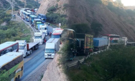 Choferes bloquean Parotani por segundo día y paralizan la conexión entre oriente y occidente