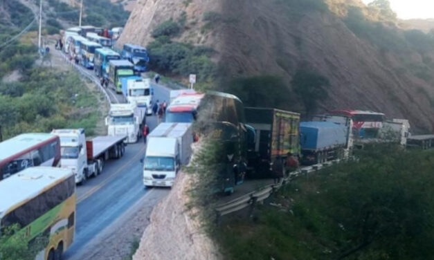 Choferes bloquean Parotani por segundo día y paralizan la conexión entre oriente y occidente