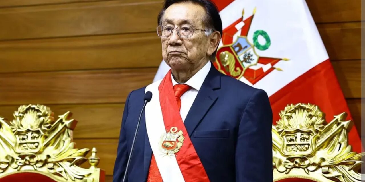 Crisis en Perú: renuncian dos ministros y buscan destituir a su presidente interino
