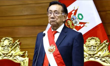 Crisis en Perú: renuncian dos ministros y buscan destituir a su presidente interino
