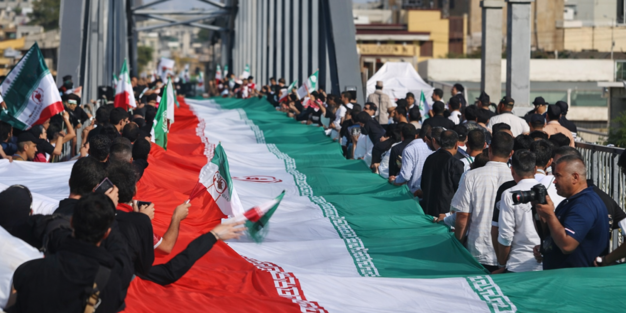Irán responde a EE.UU. convocando a jóvenes para hacer cadenas humanas en plantas eléctricas