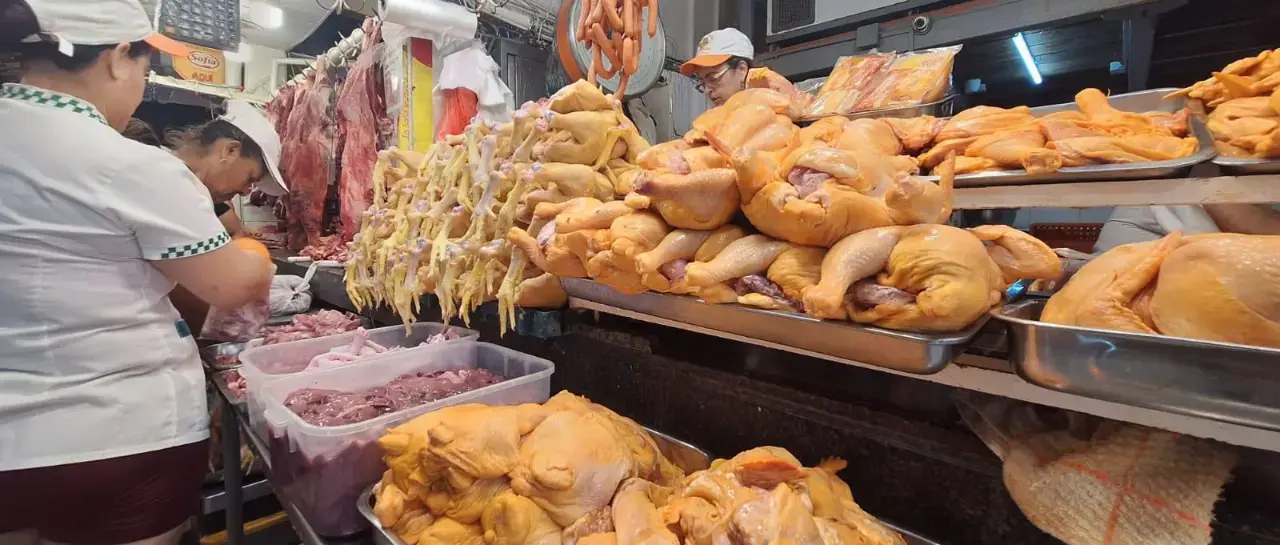 Bajan precios del kilo de pollo y queso en mercados de Santa Cruz de la Sierra