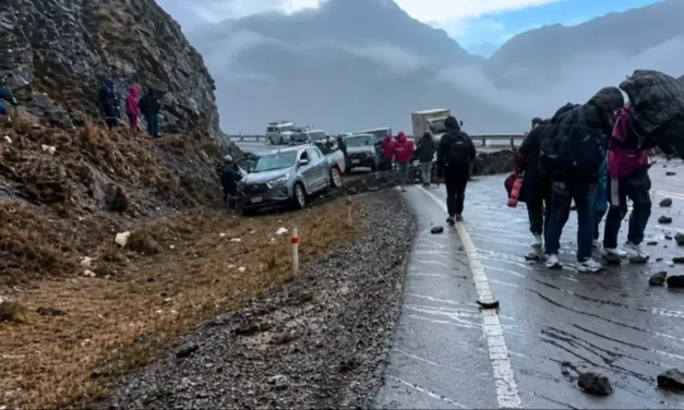 Bloqueo en La Cumbre deja varados a viajeros y corta el paso hacia los Yungas