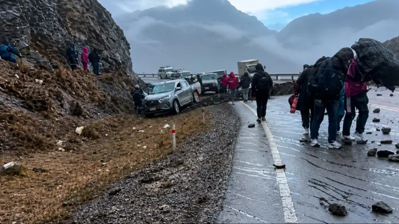 Bloqueo en La Cumbre deja varados a viajeros y corta el paso hacia los Yungas