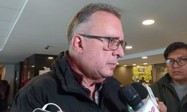 Alarcón apunta a gasolina importada y contratos con Vitol por crisis de carburantes