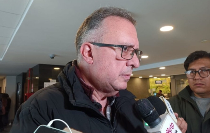 Alarcón apunta a gasolina importada y contratos con Vitol por crisis de carburantes