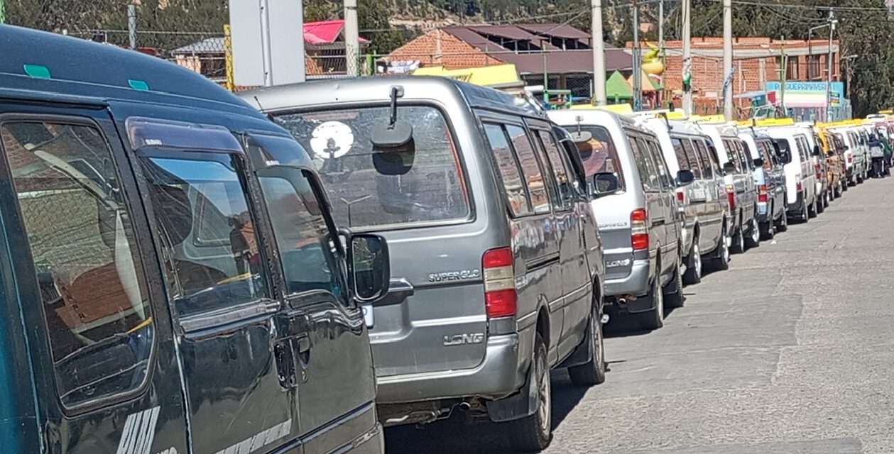 Bloqueos golpean la economía: transporte advierte con paro de 48 horas si no hay acuerdos